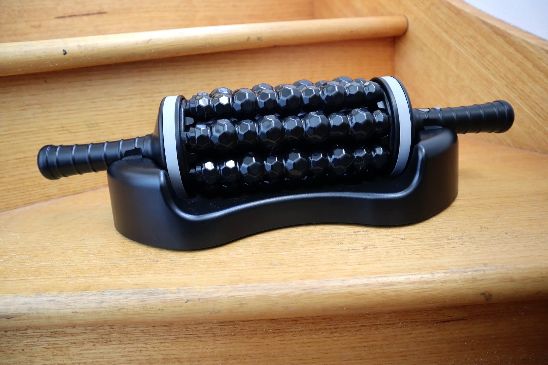 Rolling massager seated in its foundation